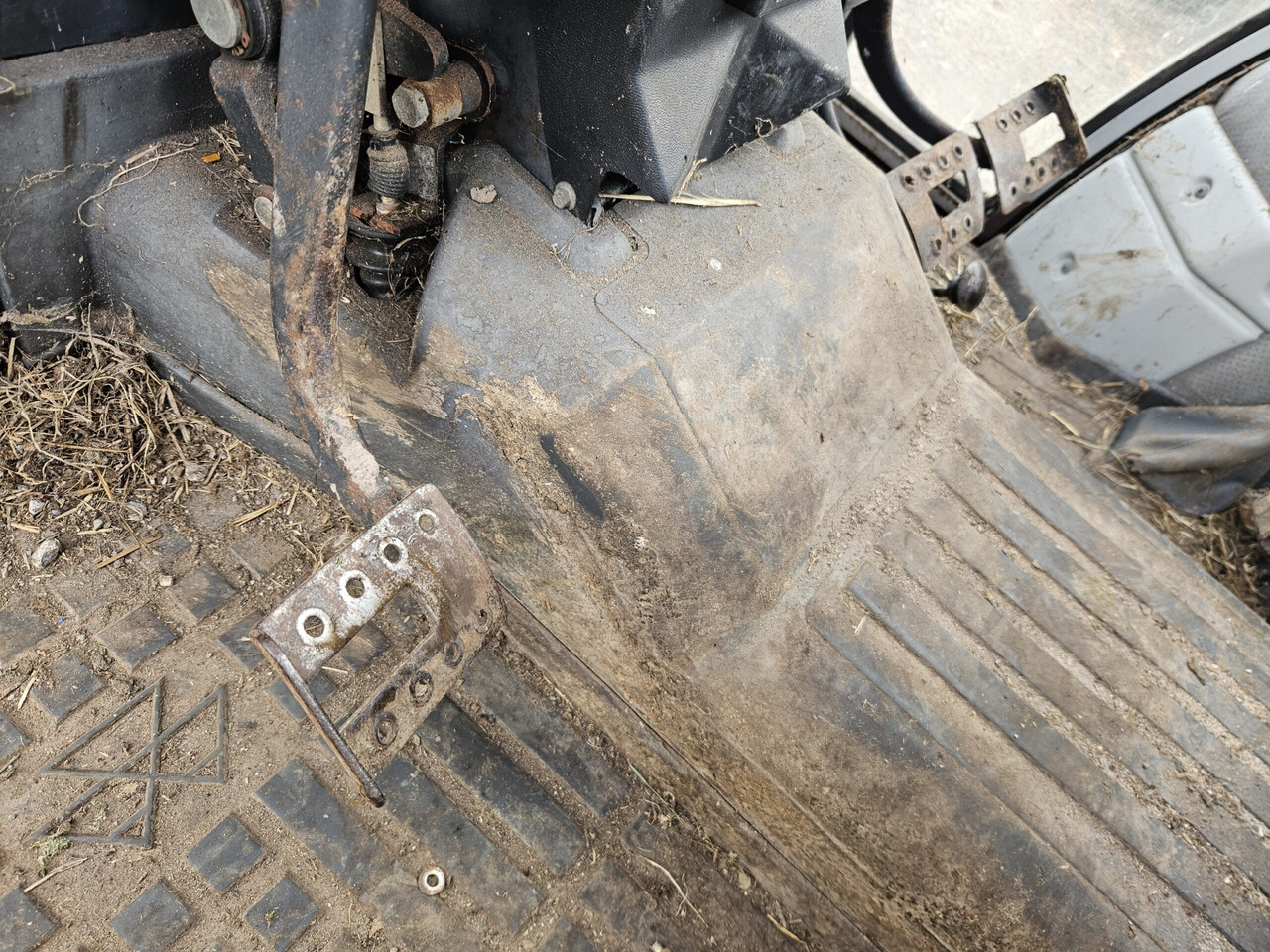 Tracteur agricole 1992 MF 390 2wd, 12/12, showing 3316 Hours: photos 11 Tracteur agricole 1992 MF 390 2wd, 12/12, showing 3316 Hours: photos 11