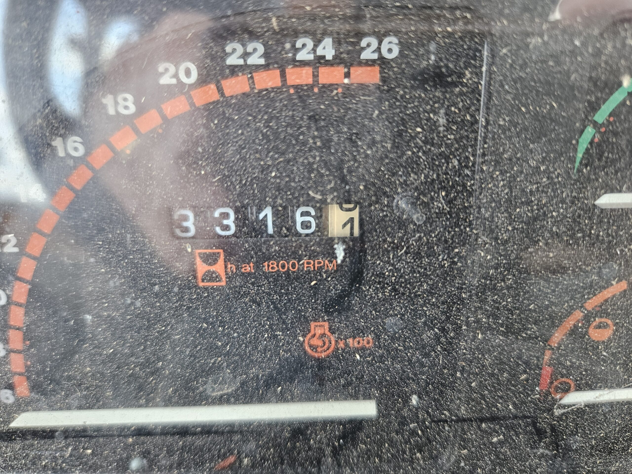 Tracteur agricole 1992 MF 390 2wd, 12/12, showing 3316 Hours: photos 12 Tracteur agricole 1992 MF 390 2wd, 12/12, showing 3316 Hours: photos 12