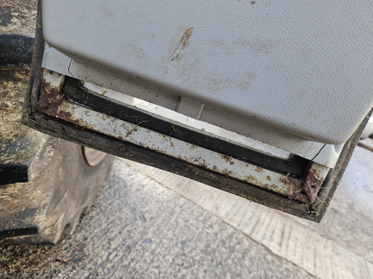 Tracteur agricole 1992 MF 390 2wd, 12/12, showing 3316 Hours: photos 9 Tracteur agricole 1992 MF 390 2wd, 12/12, showing 3316 Hours: photos 9