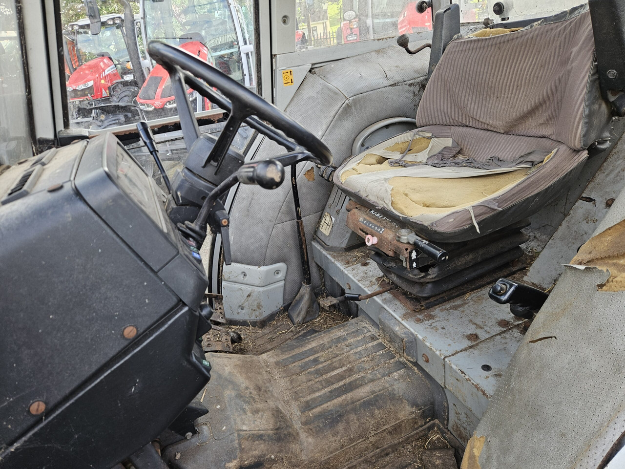 Tracteur agricole 1992 MF 390 2wd, 12/12, showing 3316 Hours: photos 10 Tracteur agricole 1992 MF 390 2wd, 12/12, showing 3316 Hours: photos 10