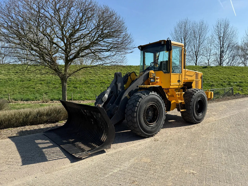 Volvo L70D - Chargeuse sur pneus: photos 1 Volvo L70D - Chargeuse sur pneus: photos 1
