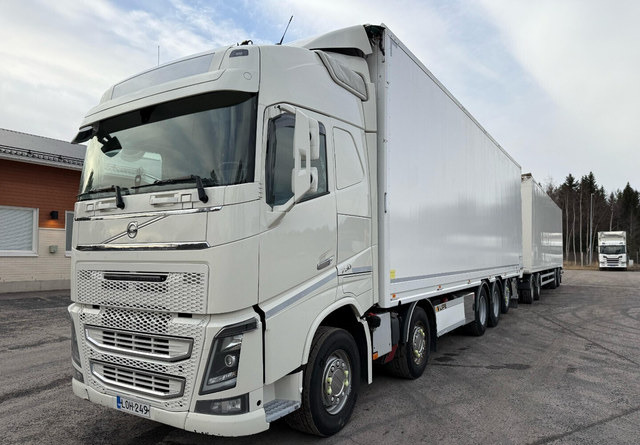 Volvo FH16 750 10x4 - Camion fourgon: photos 1 Volvo FH16 750 10x4 - Camion fourgon: photos 1