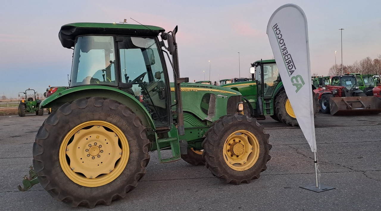 JOHN DEERE 5820 - Tracteur agricole: photos 2 JOHN DEERE 5820 - Tracteur agricole: photos 2