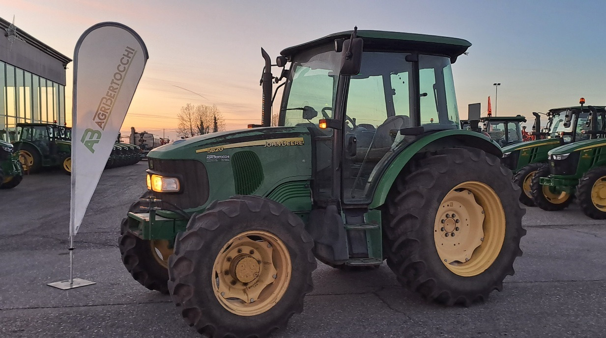 JOHN DEERE 5820 - Tracteur agricole: photos 1 JOHN DEERE 5820 - Tracteur agricole: photos 1