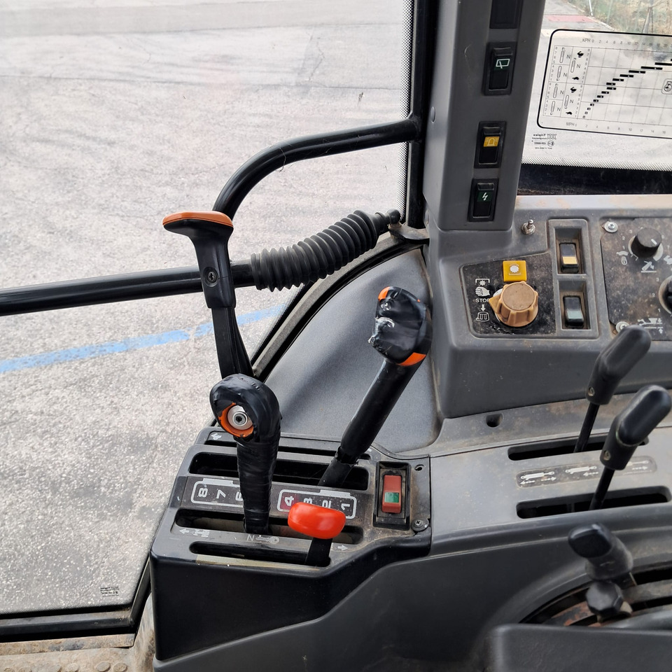 NEW HOLLAND 8340 - Tracteur agricole: photos 5 NEW HOLLAND 8340 - Tracteur agricole: photos 5