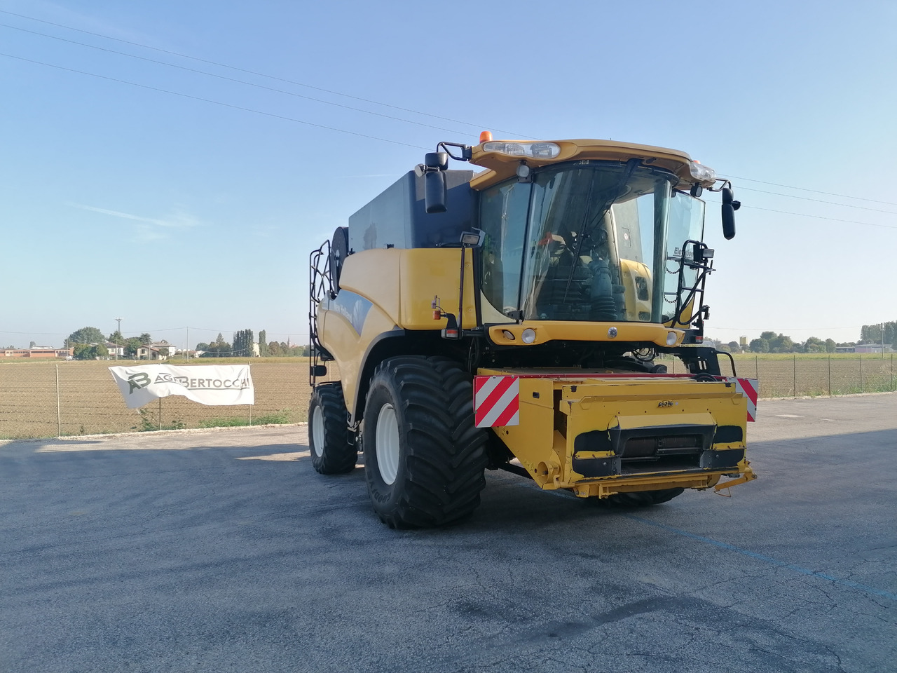 NEW HOLLAND CR 9060 - Moissonneuse-batteuse: photos 1 NEW HOLLAND CR 9060 - Moissonneuse-batteuse: photos 1