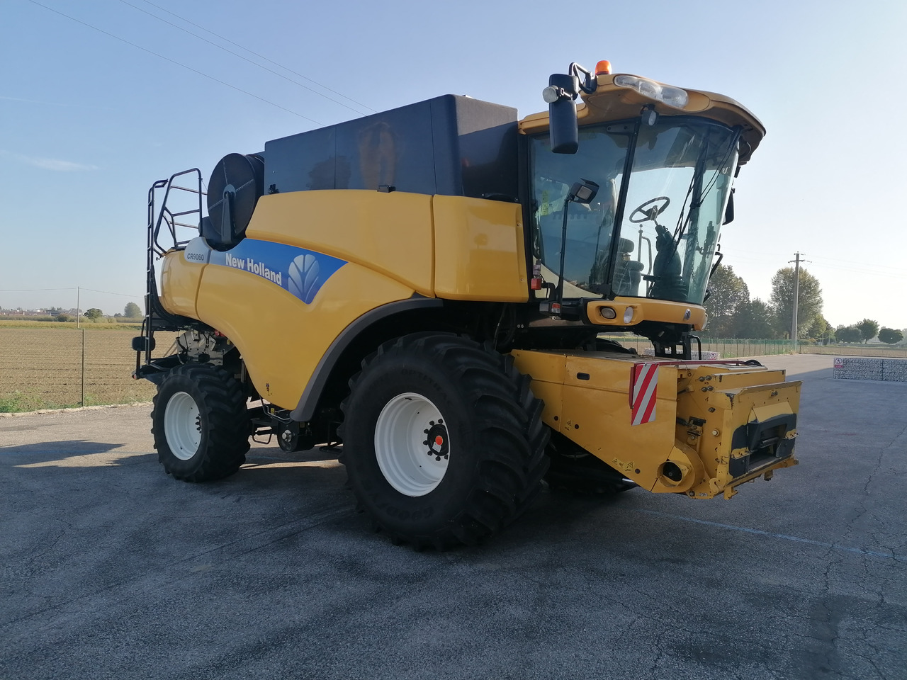 NEW HOLLAND CR 9060 - Moissonneuse-batteuse: photos 2 NEW HOLLAND CR 9060 - Moissonneuse-batteuse: photos 2