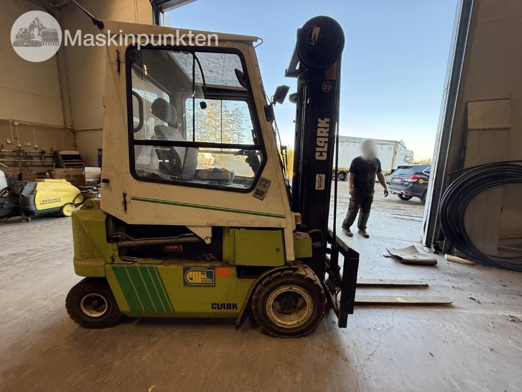 Clark CEM 25 - Chariot élévateur diesel: photos 5 Clark CEM 25 - Chariot élévateur diesel: photos 5