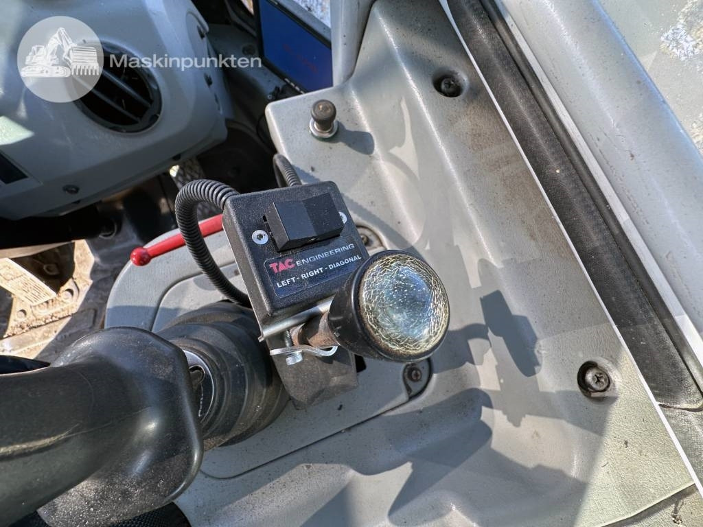 Chargeuse sur pneus Hyundai HL 730 TM-7: photos 25 Chargeuse sur pneus Hyundai HL 730 TM-7: photos 25