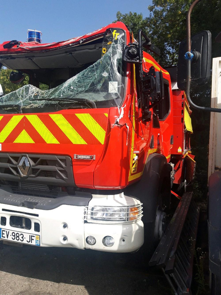RENAULT D 4X4 TOUT-TERRAIN INCENDIE - Camion de pompier: photos 1 RENAULT D 4X4 TOUT-TERRAIN INCENDIE - Camion de pompier: photos 1