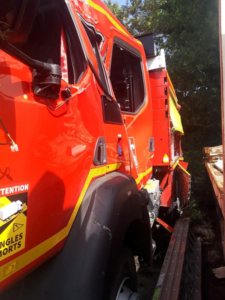 RENAULT D 4X4 TOUT-TERRAIN INCENDIE - Camion de pompier: photos 3 RENAULT D 4X4 TOUT-TERRAIN INCENDIE - Camion de pompier: photos 3