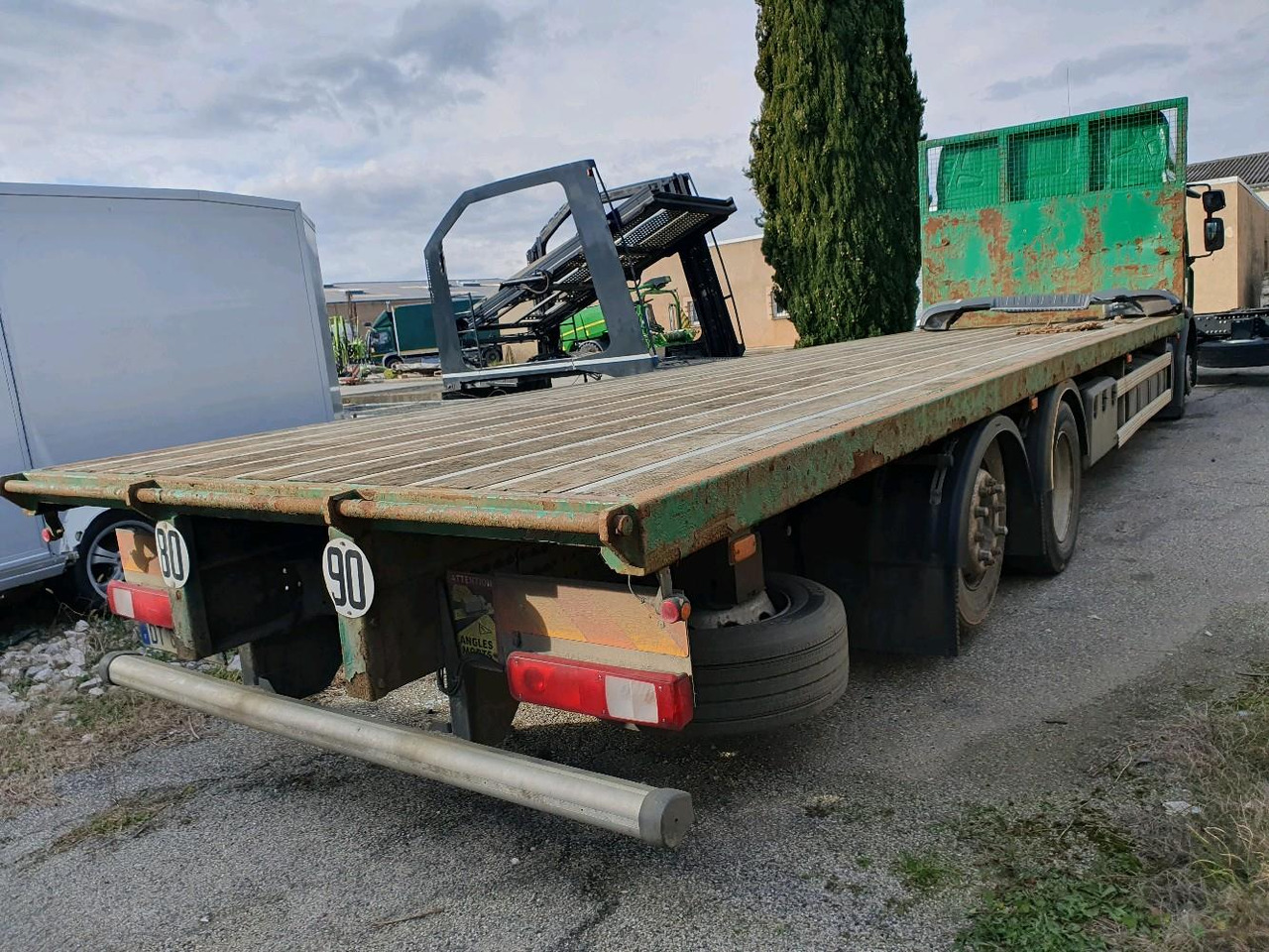 RENAULT D WIDE PLATEAU - Camion plateau: photos 4 RENAULT D WIDE PLATEAU - Camion plateau: photos 4