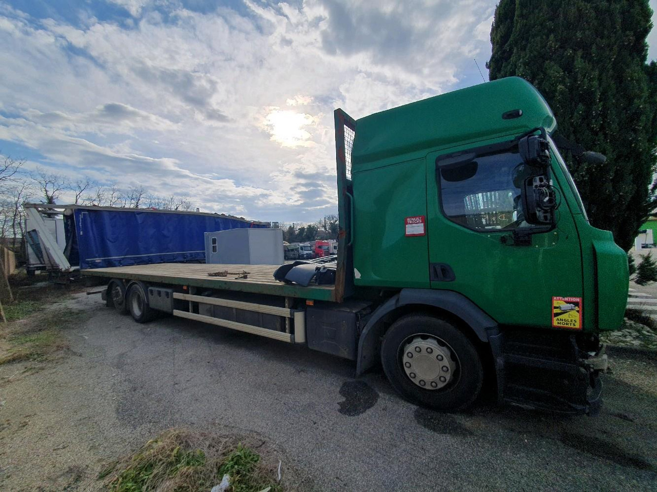 RENAULT D WIDE PLATEAU - Camion plateau: photos 3 RENAULT D WIDE PLATEAU - Camion plateau: photos 3