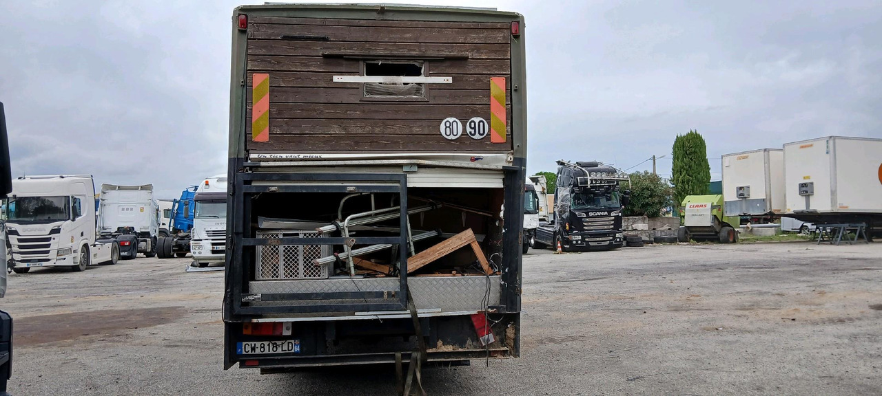 RENAULT M180 PORTEUR BETAILLERE - Camion chevaux: photos 5 RENAULT M180 PORTEUR BETAILLERE - Camion chevaux: photos 5