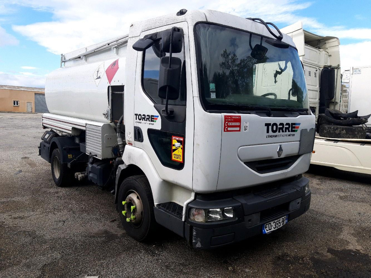 RENAULT MIDLUM CITERNE 7500 - Camion citerne: photos 1 RENAULT MIDLUM CITERNE 7500 - Camion citerne: photos 1