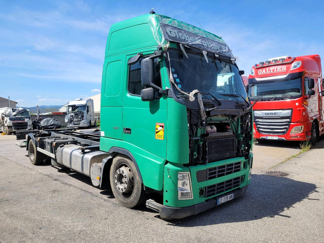 VOLVO FH12 420 GLOBETROTTER - Camion porte-conteneur/ Caisse mobile: photos 1 VOLVO FH12 420 GLOBETROTTER - Camion porte-conteneur/ Caisse mobile: photos 1