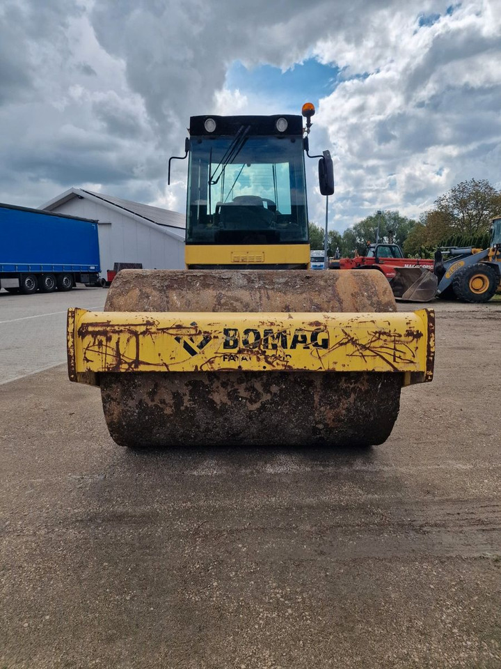 BOMAG Bw 213 DH-4 - Compacteur à pieds de mouton/ Monocylindre: photos 3 BOMAG Bw 213 DH-4 - Compacteur à pieds de mouton/ Monocylindre: photos 3