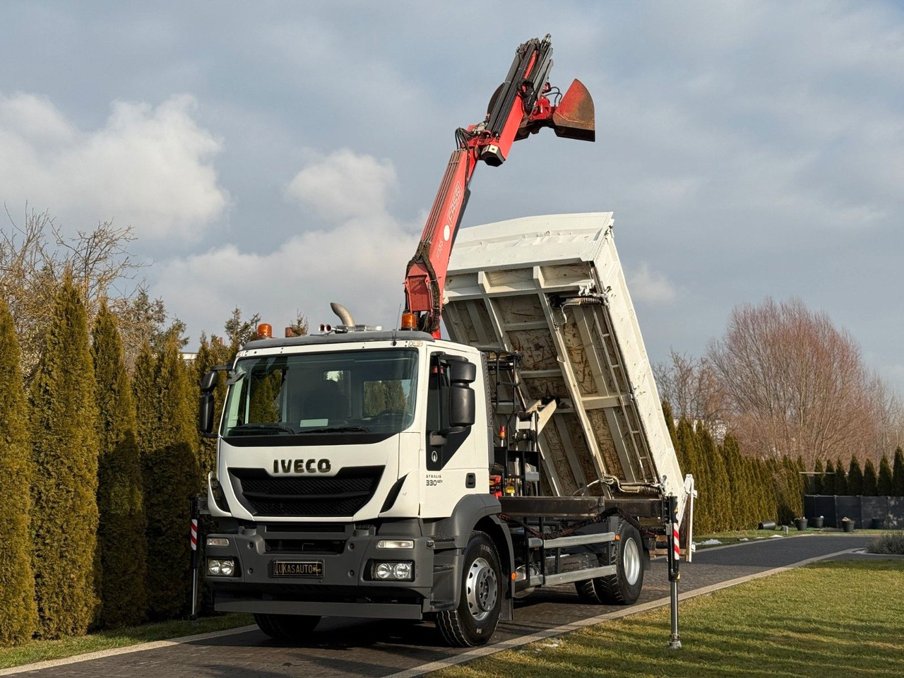 Iveco STRALIS 330 / 4x2/ TIPPER /FASSI F135 - Camion grue: photos 1 Iveco STRALIS 330 / 4x2/ TIPPER /FASSI F135 - Camion grue: photos 1