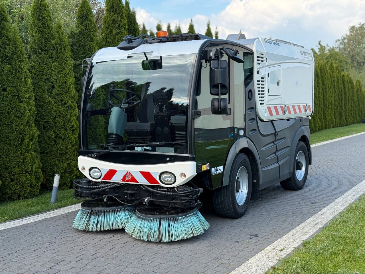 MATHIEU GRAND AZURA MC420 SWEEPER - Balayeuse de voirie: photos 1 MATHIEU GRAND AZURA MC420 SWEEPER - Balayeuse de voirie: photos 1