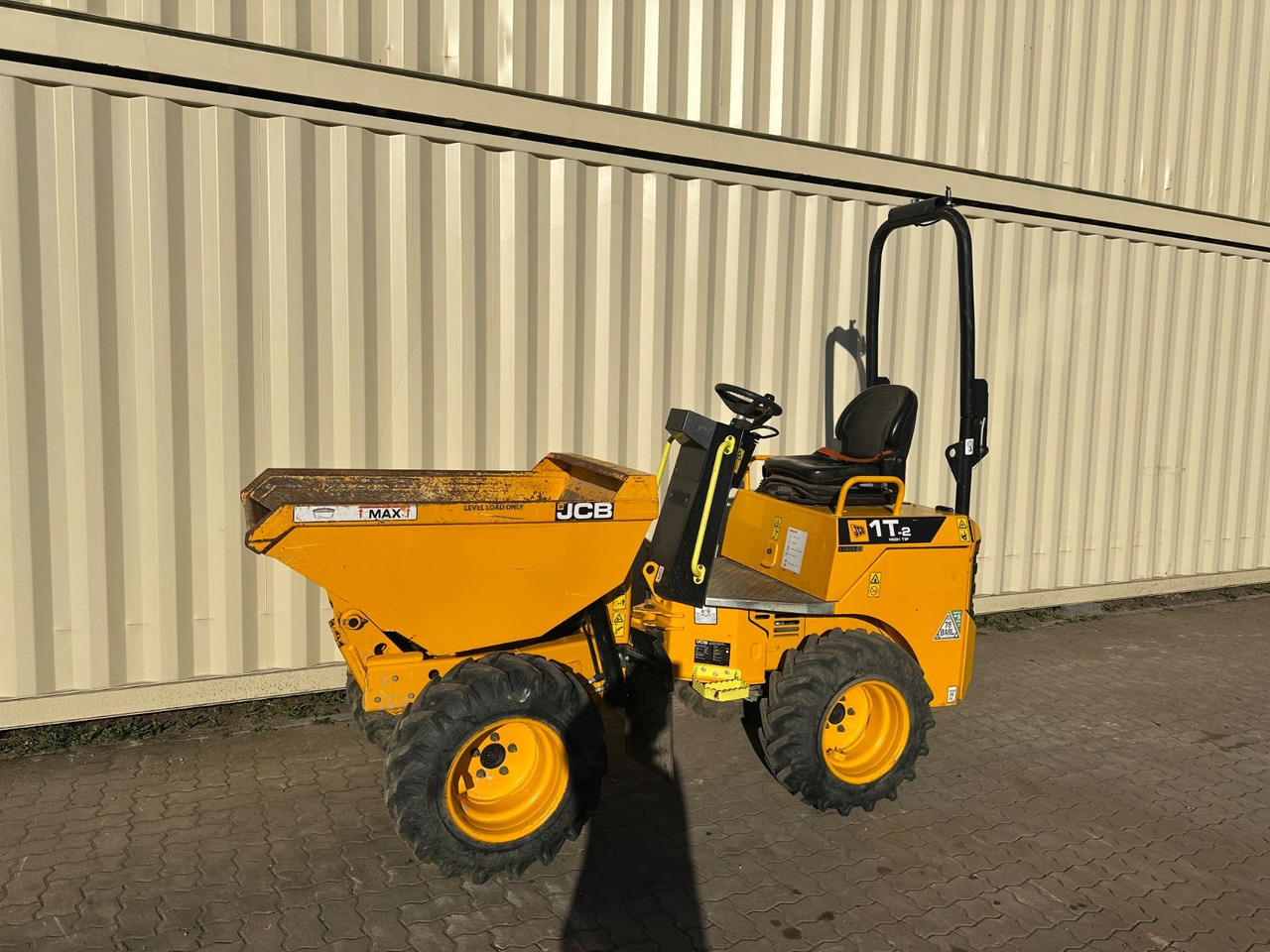 JCB 1T-2 High Tip Dumper, 598 Bh, 1.000 KG - Mini tombereau: photos 1 JCB 1T-2 High Tip Dumper, 598 Bh, 1.000 KG - Mini tombereau: photos 1