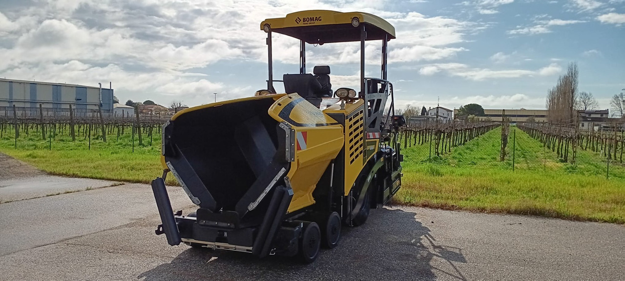 BOMAG IT BF 300 P-2 S340-2 TV Stage IIIb/Tier 4f - Finisseur: photos 1 BOMAG IT BF 300 P-2 S340-2 TV Stage IIIb/Tier 4f - Finisseur: photos 1