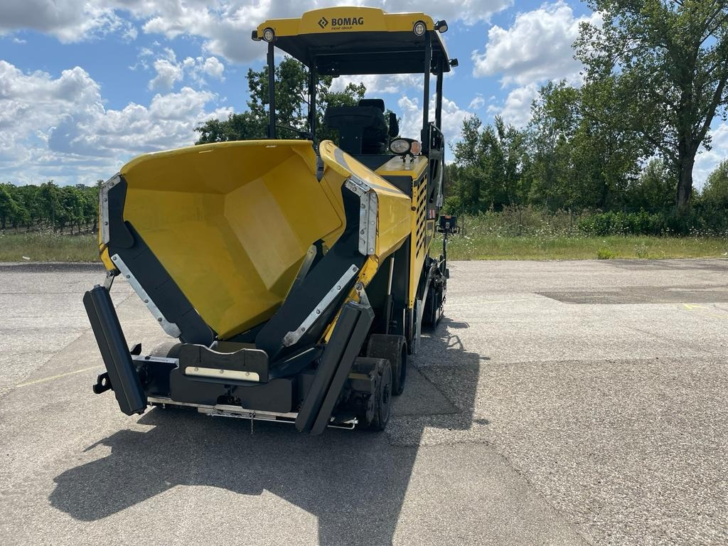 BOMAG IT BF 300 P-2 S340-2 TV Stage IIIb/Tier 4f - Finisseur: photos 1 BOMAG IT BF 300 P-2 S340-2 TV Stage IIIb/Tier 4f - Finisseur: photos 1
