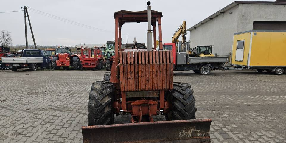 Koparka łańcuchowa Ditch Witch 7610 - Pelle sur pneus: photos 3 Koparka łańcuchowa Ditch Witch 7610 - Pelle sur pneus: photos 3