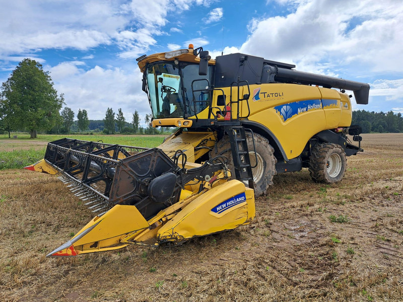 New Holland CX 8080 - Moissonneuse-batteuse: photos 2 New Holland CX 8080 - Moissonneuse-batteuse: photos 2