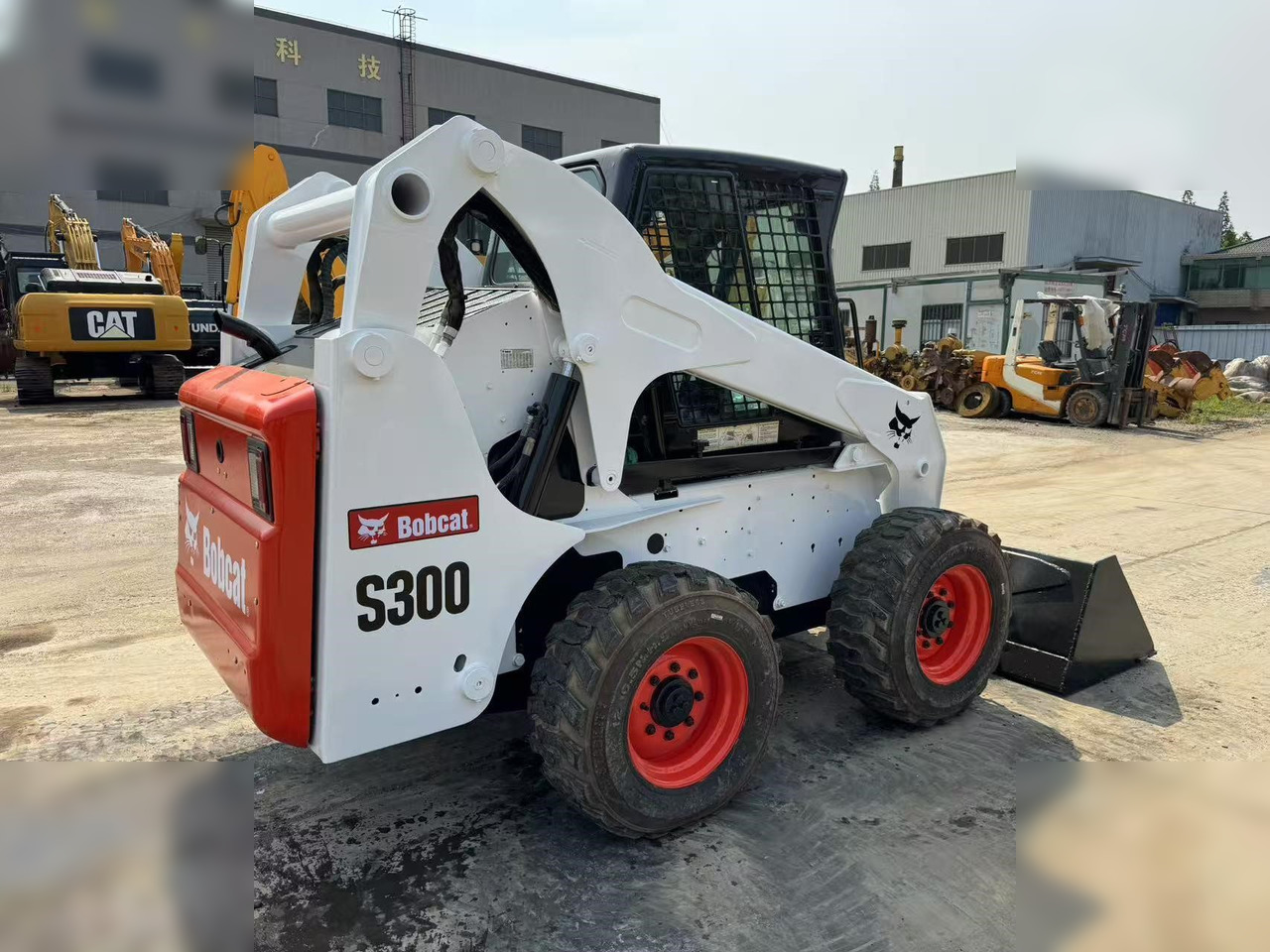 BOBCAT S300 - Mini chargeuse: photos 3 BOBCAT S300 - Mini chargeuse: photos 3