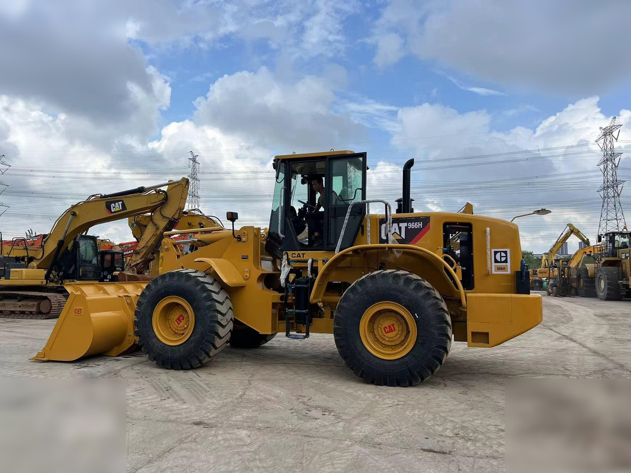 CATERPILLAR 966H - Chargeuse sur pneus: photos 1 CATERPILLAR 966H - Chargeuse sur pneus: photos 1