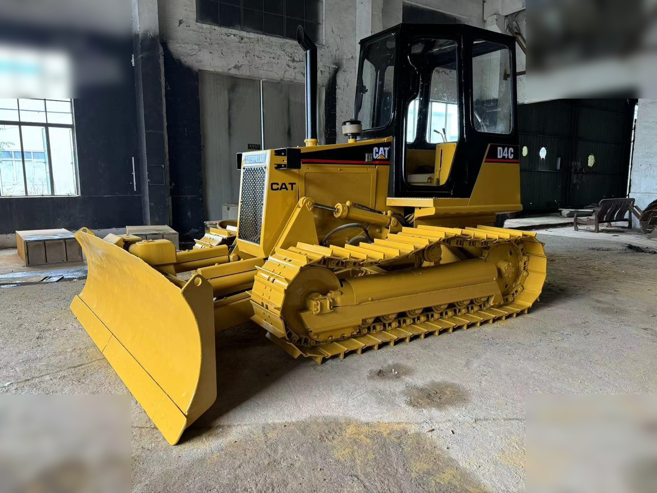 CATERPILLAR D4C - Bulldozer: photos 1 CATERPILLAR D4C - Bulldozer: photos 1