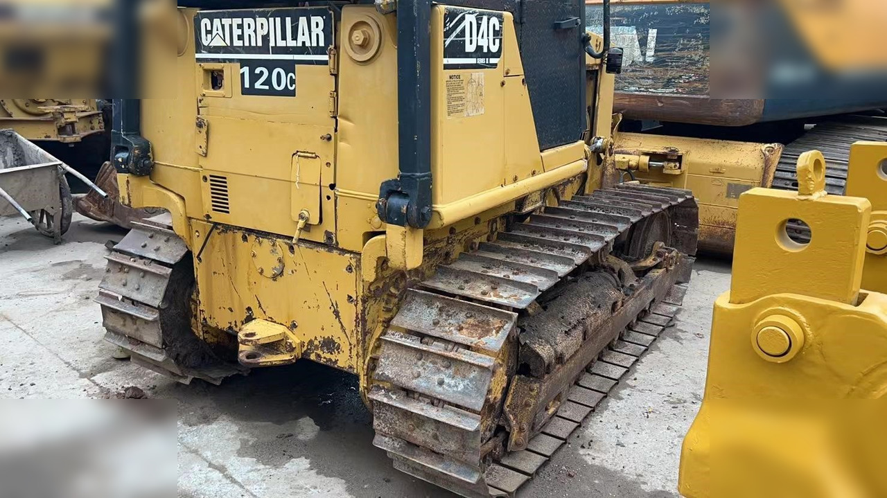 CATERPILLAR D4C - Bulldozer: photos 3 CATERPILLAR D4C - Bulldozer: photos 3
