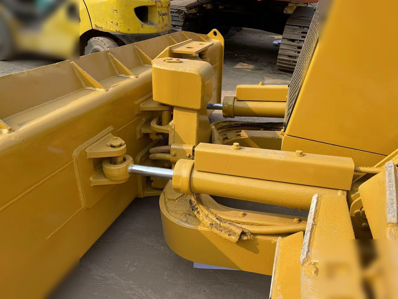 CATERPILLAR D4C - Bulldozer: photos 4 CATERPILLAR D4C - Bulldozer: photos 4