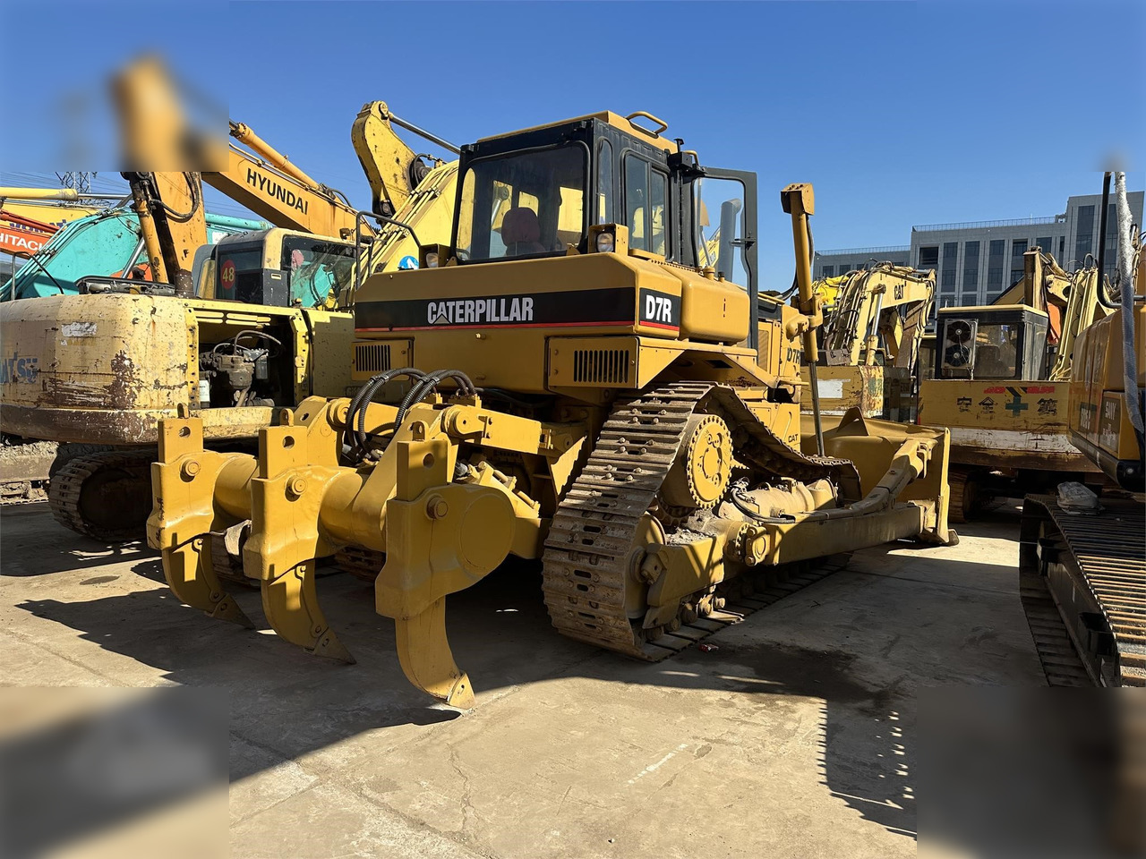 CATERPILLAR D7R II - Bulldozer: photos 1 CATERPILLAR D7R II - Bulldozer: photos 1