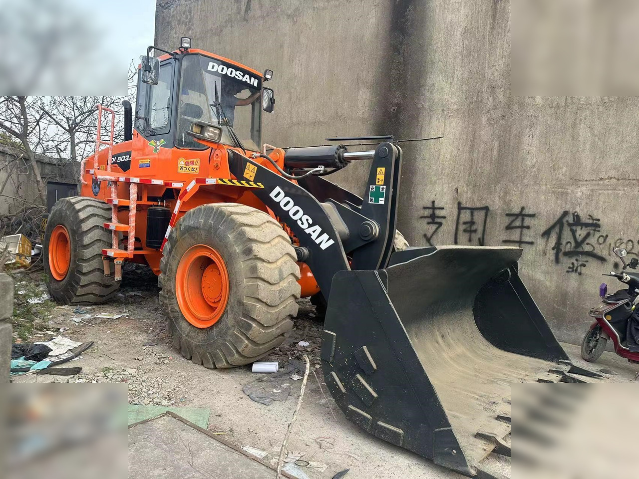 DOOSAN DL503 - Chargeuse sur pneus: photos 2 DOOSAN DL503 - Chargeuse sur pneus: photos 2