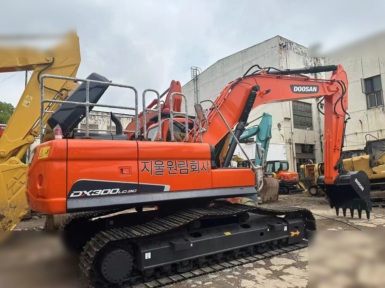 DOOSAN DX300 LC - Pelle sur chenille: photos 1 DOOSAN DX300 LC - Pelle sur chenille: photos 1