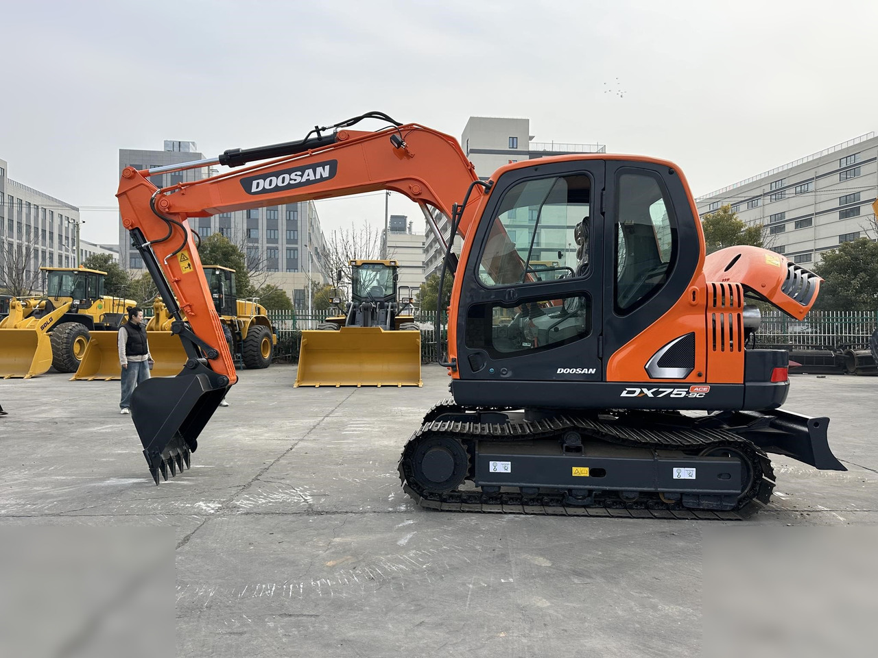 DOOSAN DX75-9CN - Pelle sur chenille: photos 1 DOOSAN DX75-9CN - Pelle sur chenille: photos 1