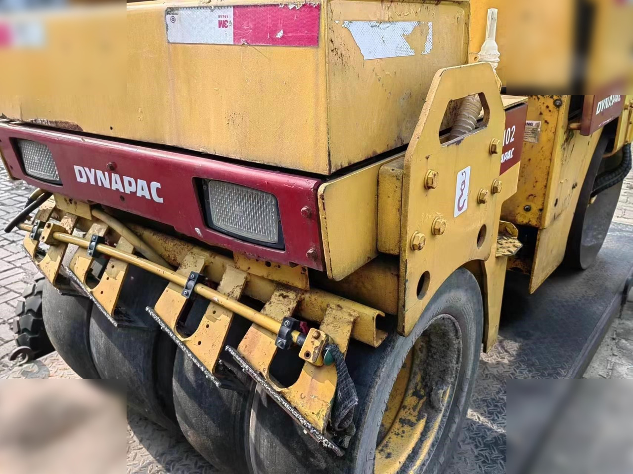 DYNAPAC CC102 II - Compacteur mixte: photos 5 DYNAPAC CC102 II - Compacteur mixte: photos 5