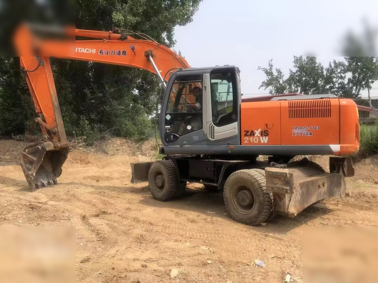 HITACHI ZX210W - Pelle sur pneus: photos 4 HITACHI ZX210W - Pelle sur pneus: photos 4