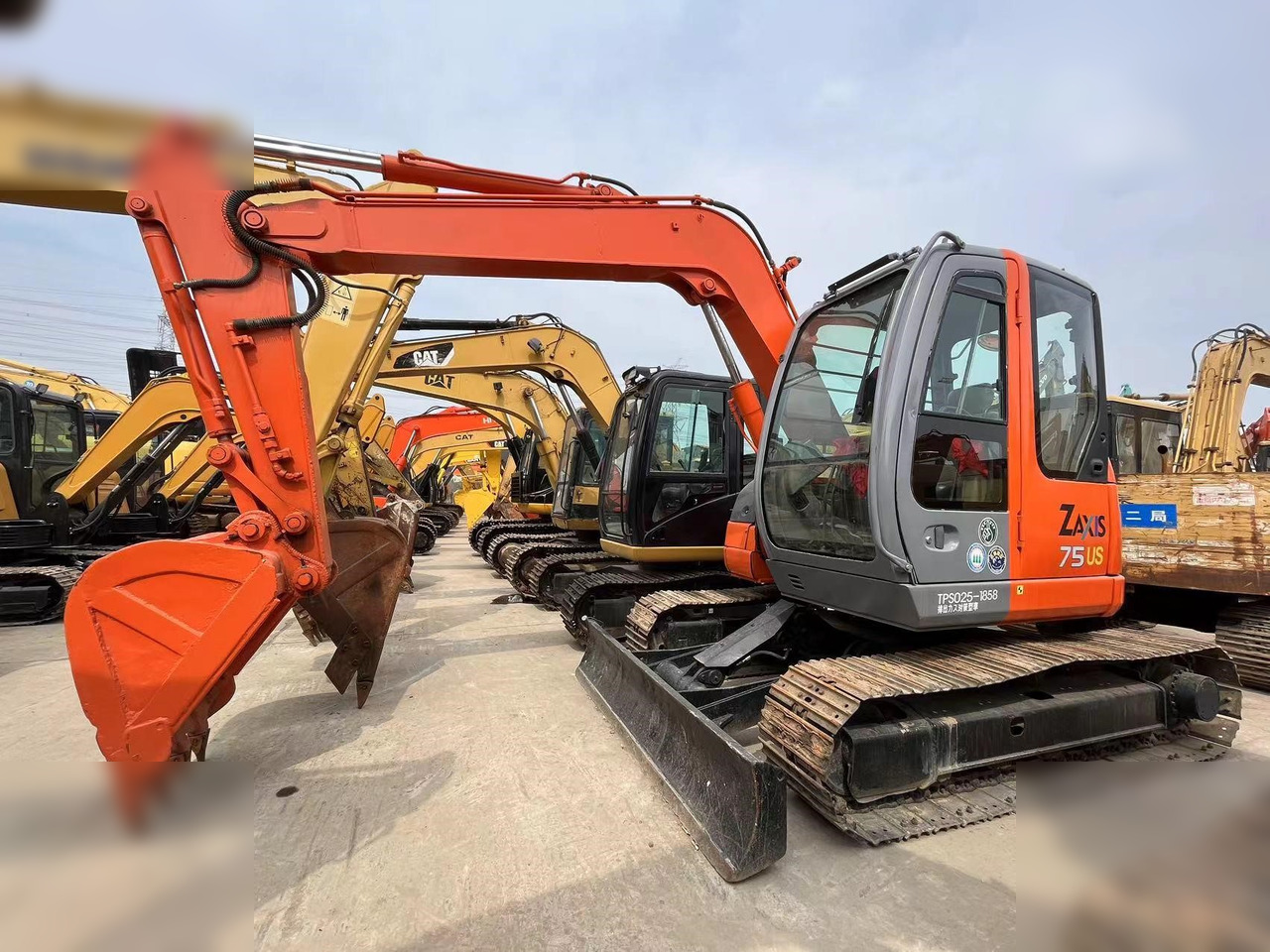 HITACHI ZX75US - Pelle sur chenille: photos 1 HITACHI ZX75US - Pelle sur chenille: photos 1