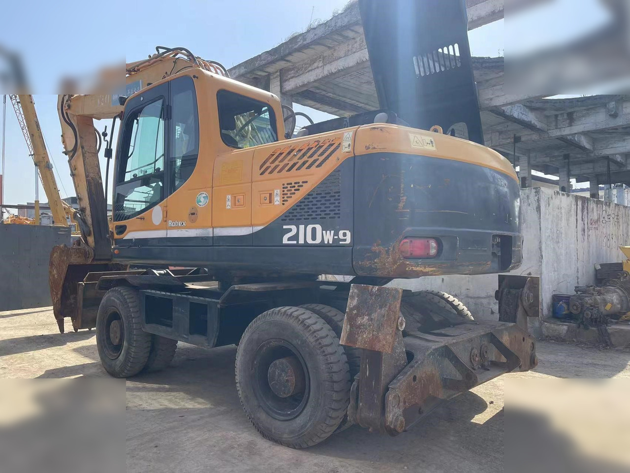 HYUNDAI ROBEX 210W-9 - Pelle sur pneus: photos 2 HYUNDAI ROBEX 210W-9 - Pelle sur pneus: photos 2