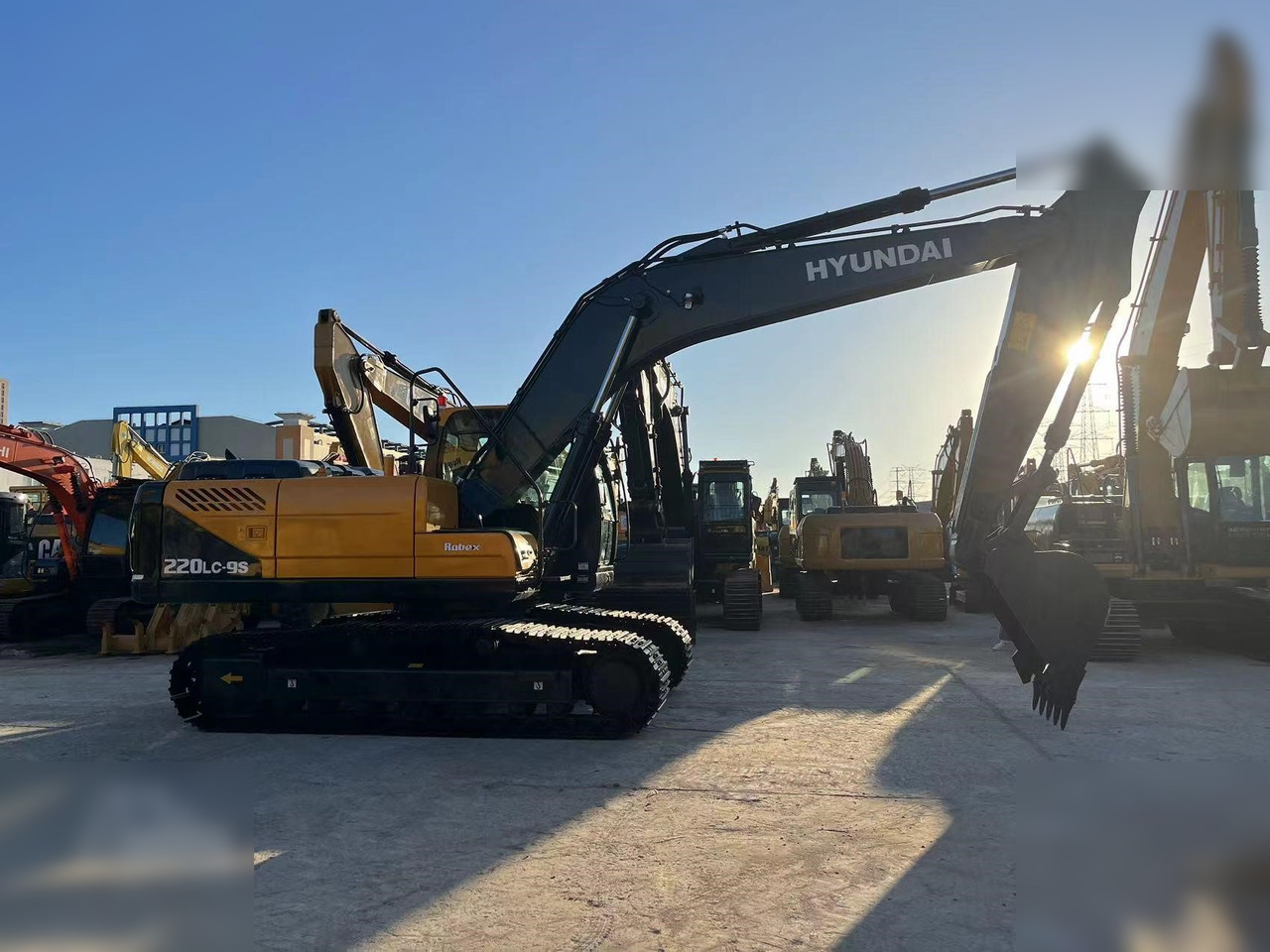 HYUNDAI ROBEX 220 LC-9S - Pelle sur chenille: photos 1 HYUNDAI ROBEX 220 LC-9S - Pelle sur chenille: photos 1
