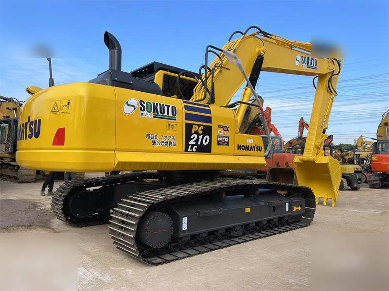 KOMATSU PC210 LC-8 - Pelle sur chenille: photos 2 KOMATSU PC210 LC-8 - Pelle sur chenille: photos 2