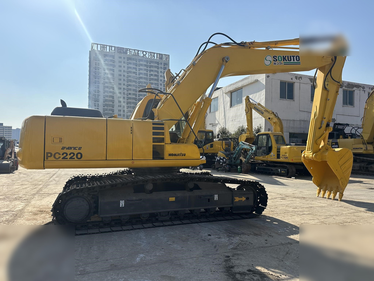 KOMATSU PC220-6 - Pelle sur chenille: photos 4 KOMATSU PC220-6 - Pelle sur chenille: photos 4