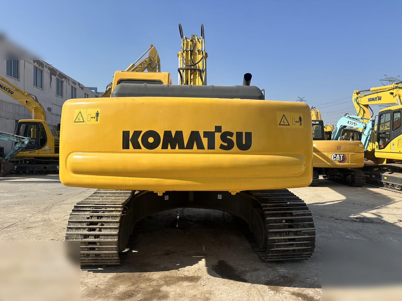 KOMATSU PC220-6 - Pelle sur chenille: photos 2 KOMATSU PC220-6 - Pelle sur chenille: photos 2