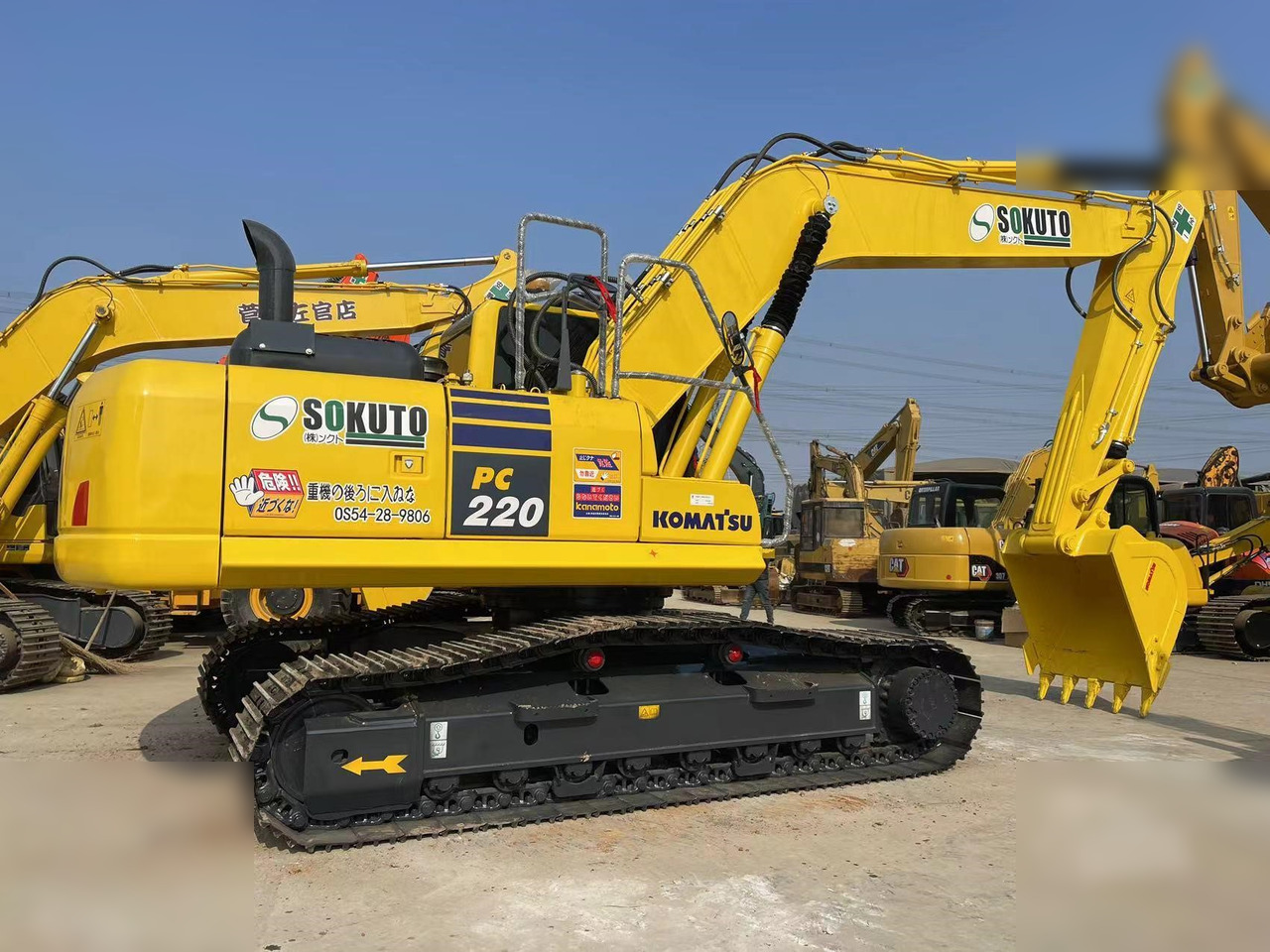 KOMATSU PC220-8 - Pelle sur chenille: photos 1 KOMATSU PC220-8 - Pelle sur chenille: photos 1