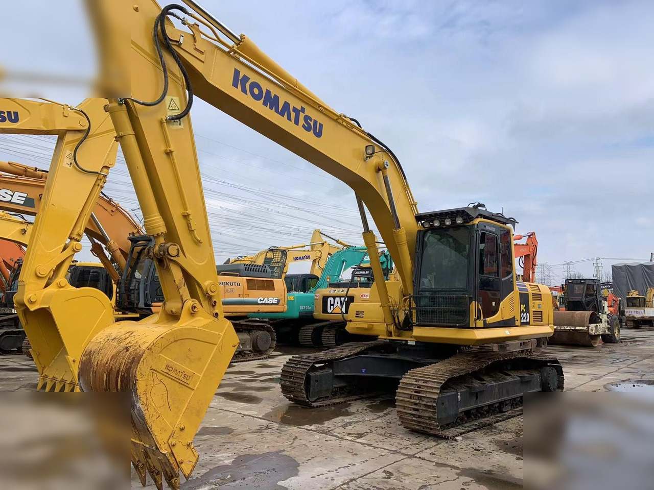 KOMATSU PC220-8 - Pelle sur chenille: photos 1 KOMATSU PC220-8 - Pelle sur chenille: photos 1