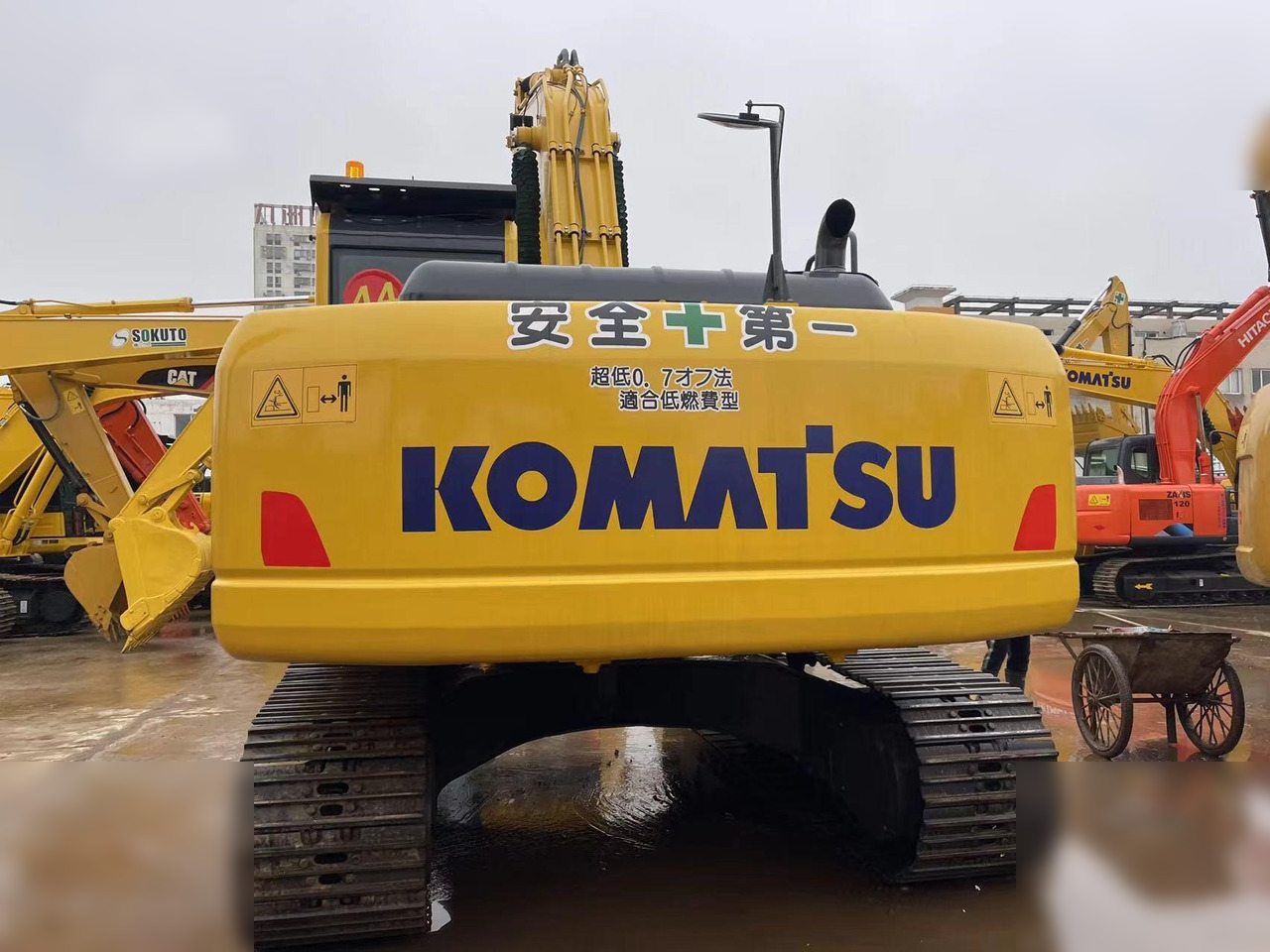 KOMATSU PC220-8 - Pelle sur chenille: photos 4 KOMATSU PC220-8 - Pelle sur chenille: photos 4