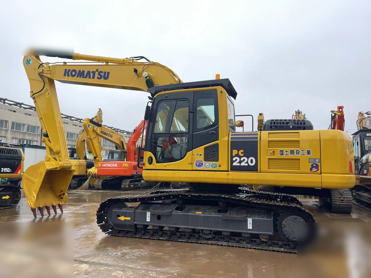 KOMATSU PC220-8 - Pelle sur chenille: photos 2 KOMATSU PC220-8 - Pelle sur chenille: photos 2