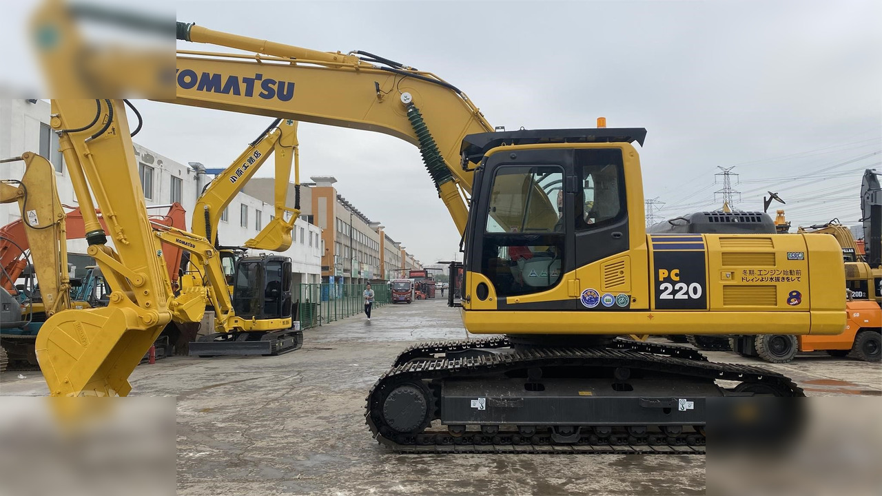 KOMATSU PC220-8 - Pelle sur chenille: photos 1 KOMATSU PC220-8 - Pelle sur chenille: photos 1